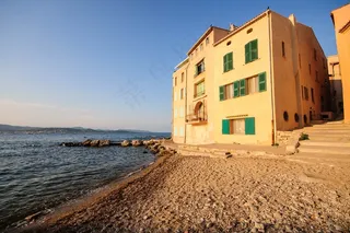 大海，沙滩，傍晚的阳光，房屋