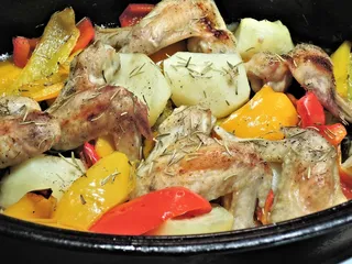 烤胡椒炖，鸡翅，土豆，迷迭香