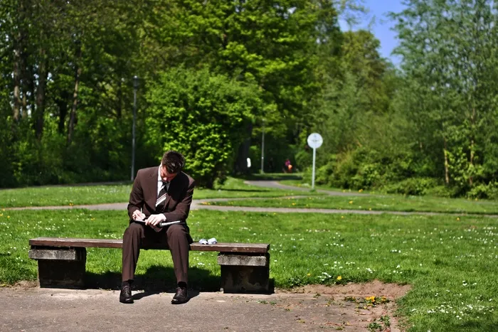 在公园里工作的商人