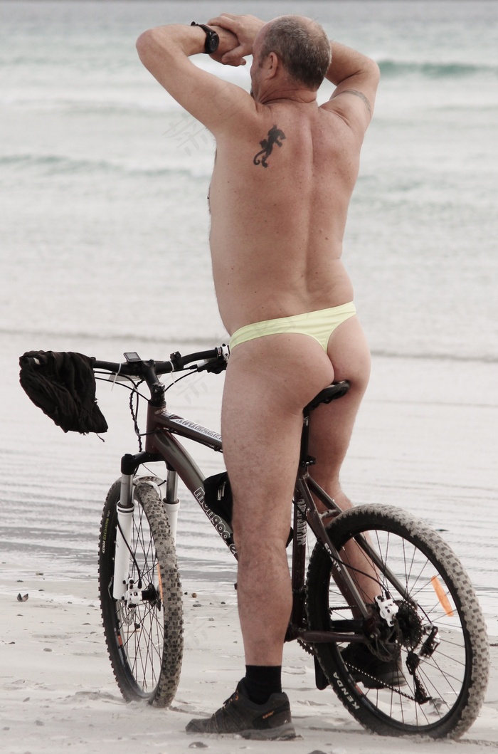 男人，自行车，海滩，泳裤，G弦