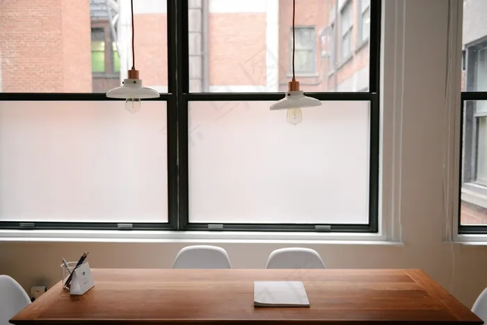 记事本，纸，桌子，木头，椅子，灯，窗户