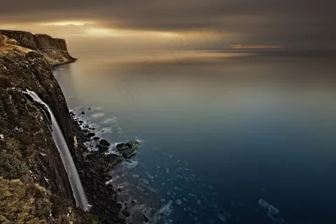 天空,海洋,湖泊,山峦,公路,瀑布与海在多云的天空下的观点