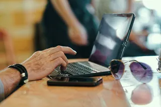 笔记本电脑，手机，太阳镜，桌子，键盘，打字