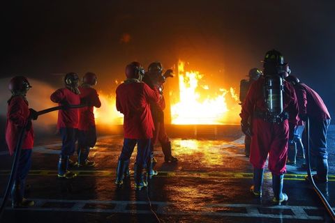 消防员，训练，现场，火，受控，夜间