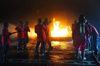 消防员，训练，现场，火，受控，夜间