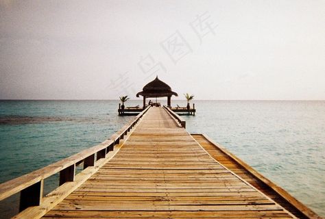 桥梁,海洋,湖泊,竹制凉席,浮桥,木制装饰墩在递减的角度