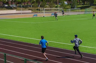 体育场馆,学校运动会,足球运动,田径运动会,塑胶跑道,男子在体育场跑来跑去
