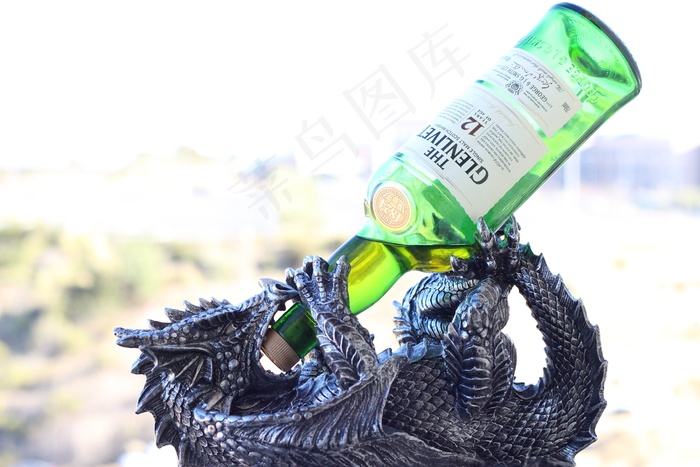 金属龙持有的威士忌酒瓶