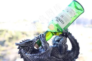 金属龙持有的威士忌酒瓶