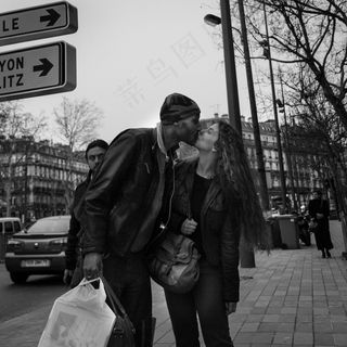 巴黎，街，对年轻的夫妇，青年，恋爱中，吻