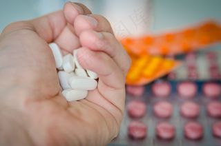 白云豆,药品/保健品-维生素丸,白玉菇,药品/保健品-药品,杏仁,手中的药丸的男人