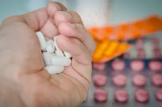 白云豆,药品/保健品-维生素丸,白玉菇,药品/保健品-药品,杏仁,手中的药丸的男人