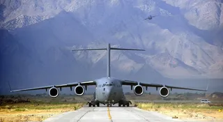 军用货机起飞，跑道，山脉，C-17
