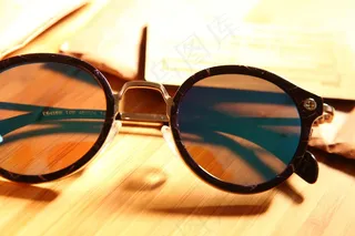 眼镜，太阳镜，木板，名片