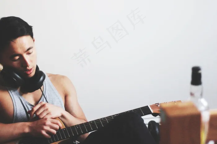 男子，弹吉他，乐器，耳机，耳机