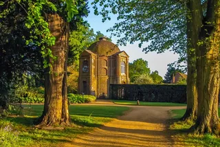 建筑，纪念碑，树木