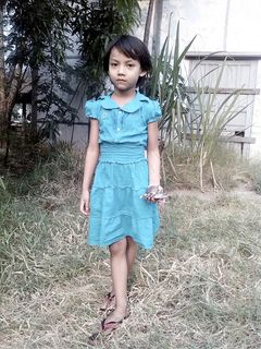 女孩，儿童，蓝色，裙子，外，行走，草地，孩子