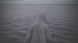 连帽衫，毛衣，海洋，大海，水，人，黑暗，灰色