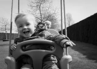 轿车,卡通动漫人物,工艺品,游乐场,摩托车,儿童秋千上的黑白肖像