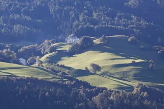 Alm，山，早晨的太阳，投影，烟，秋季