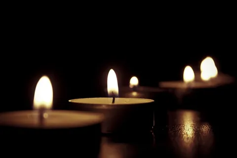 蜡烛,蜡烛芯,打火机,比赛,玻璃烛台,黑暗中的小圆蜡烛 蜡烛,蜡烛芯,打火机,比赛,玻璃烛台,黑暗中的小圆蜡烛