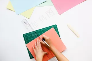 屏幕截图,卡通动漫人物,手,纸张,屏幕保护膜,用铅笔和尺子的手