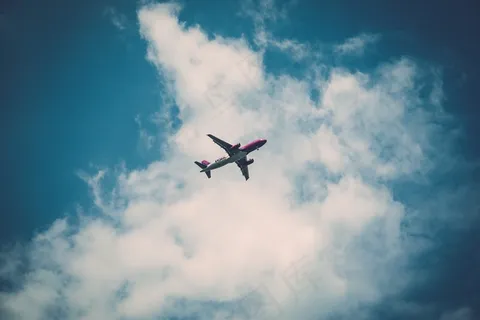 天空,飞机,战斗机,客机,树,飞机在云层中的低角度视图 天空,飞机,战斗机,客机,树,飞机在云层中的低角度视图