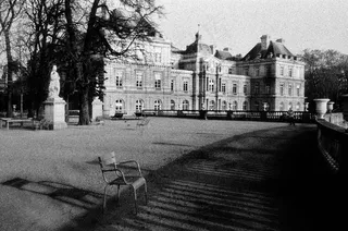 建筑,街道,钢笔画,城市街道,游览车,宫殿在公园里的黑白图像