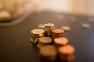 镜头盖,镜头,筹码,钱币,纸币,成堆的硬币在桌上