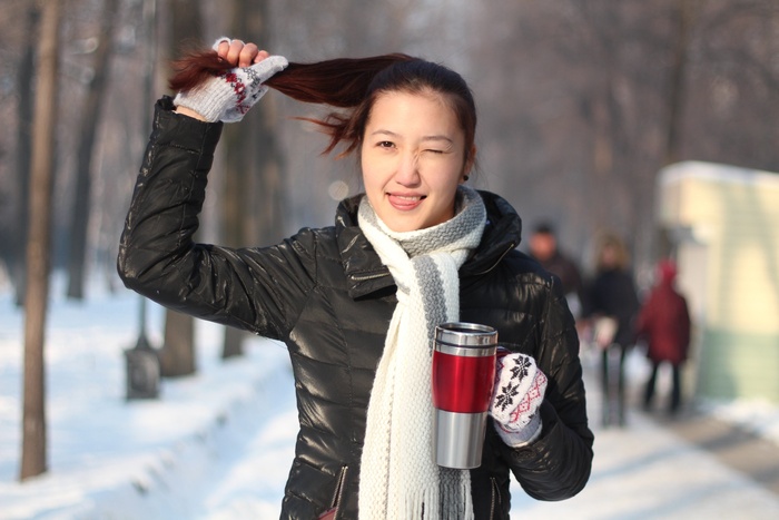 爬雪山,冰雪,樱花盛开,美女,雨雪天气,年轻女子在冬季公园古董绝缘杯