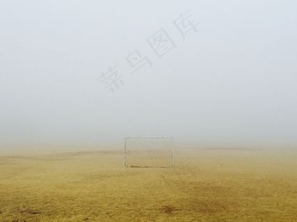 天空,沙漠,树,玉米,草地,门在雾中的狭窄