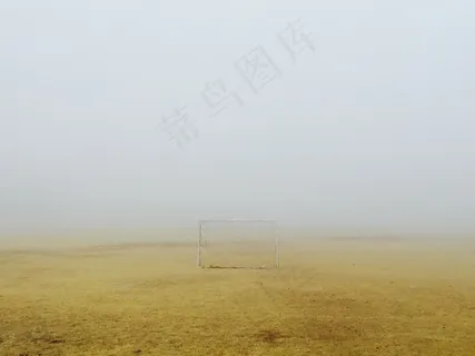 天空,沙漠,树,玉米,草地,门在雾中的狭窄