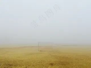 天空,沙漠,树,玉米,草地,门在雾中的狭窄