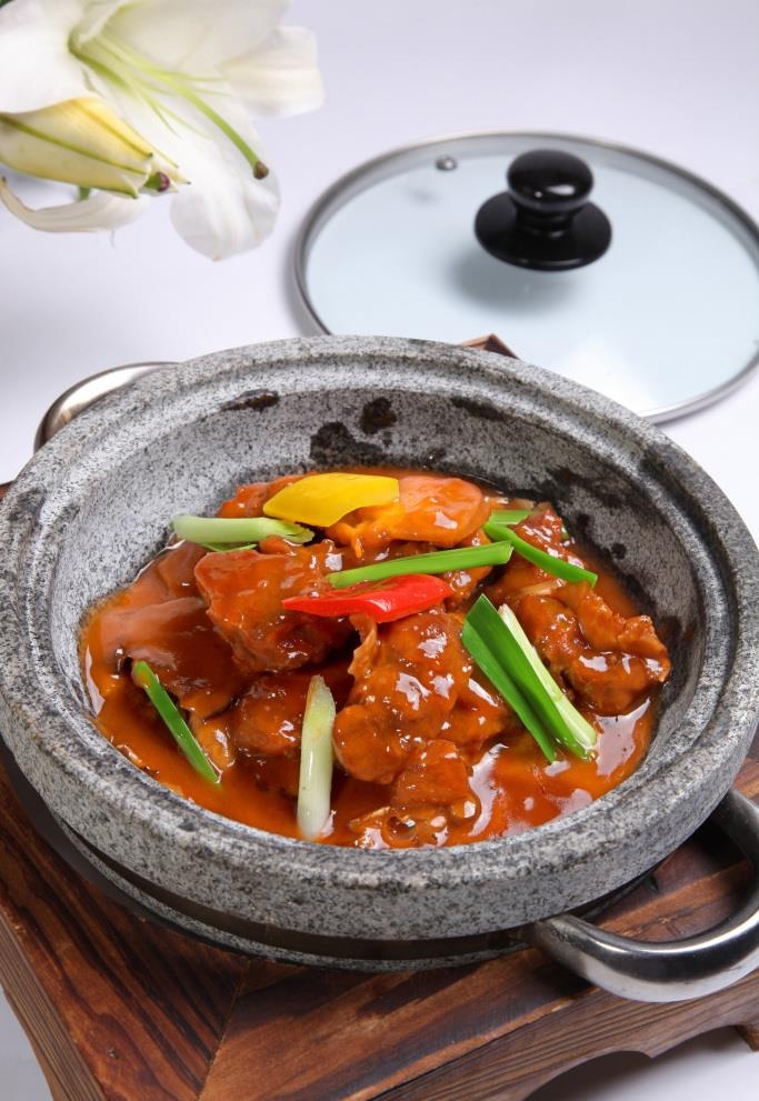 石锅焖袋鼠肉图片