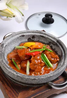 石锅焖袋鼠肉图片