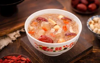 银耳莲子羹图片