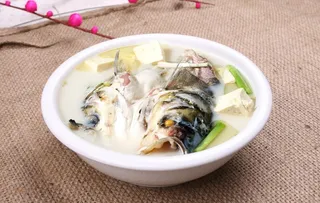 豆腐炖鱼头图片