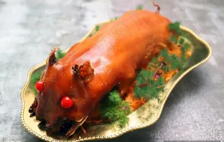 金牌化皮乳猪图片