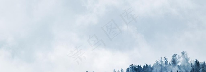 雾中的山林图片