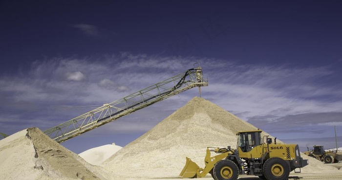 蓝天沙场挖掘机水泵图片