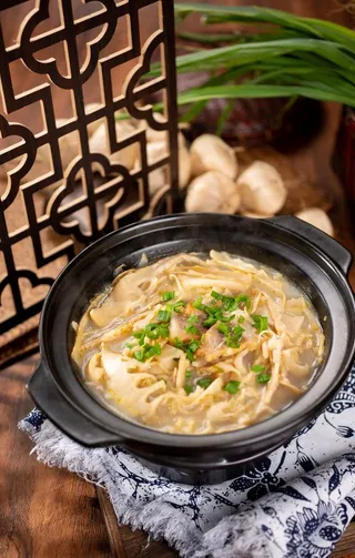 刀板香腌猪肉炖嫩笋图片