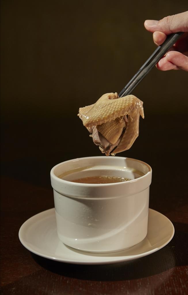 鸽子煲汤美食背景海报素材图片