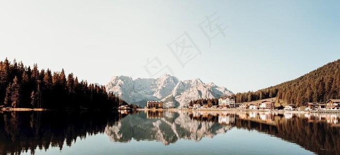 山湖边的建筑风景图片